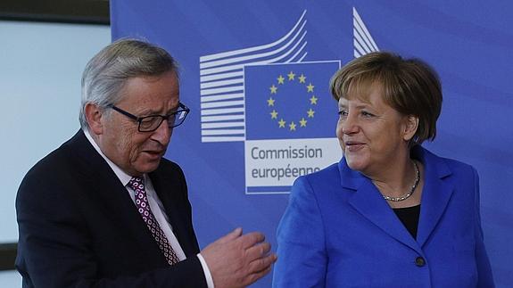 Jean-Claude Juncker y Angela Merkel. 