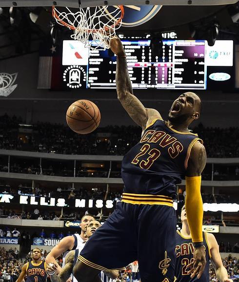 Lebron James machaca ante los Mavericks. 