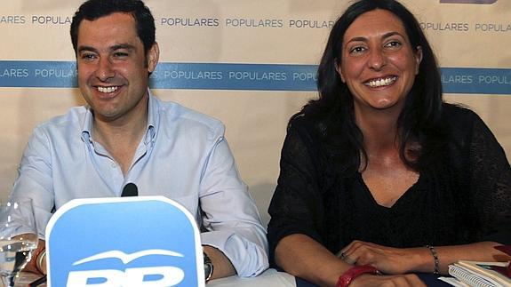 El presidente de los populares andaluces, Juanma Moreno (c), junto a la secretaria general del PP-A, Loles López (d). 