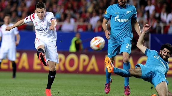 Javi García dispara a puerta. 