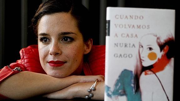 La actriz Nuria Gago posa con su primera novela.