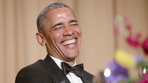 Obama se ríe relajado durante la cena.
