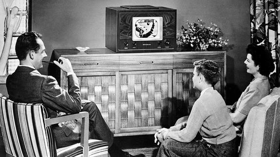 Una familia, en torno a un receptor de televisión.