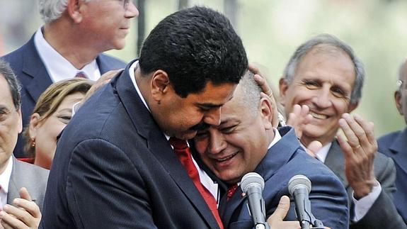 Nicolás Maduro, abraza a Diosdado Cabello.