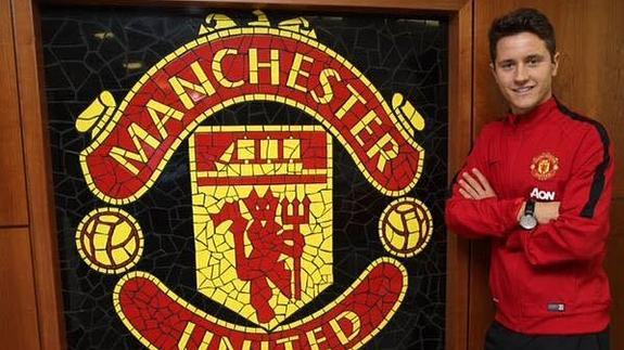 Ander Herrera posa con el escudo del Manchester United. 