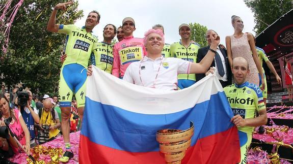 Tinkov posa con varios miembros de su equipo. 