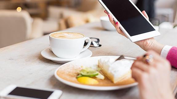 Cualquiera puede hacer transferencias o paga recibos desde su móvil o tablet.