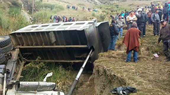 Habitantes de la zona se acercan al lugar del siniestro.