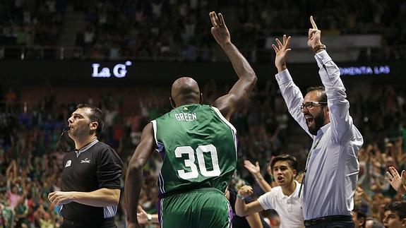 El ala-pívot de Unicaja Caleb Green (2-i) celebra una triple con los aficionados.