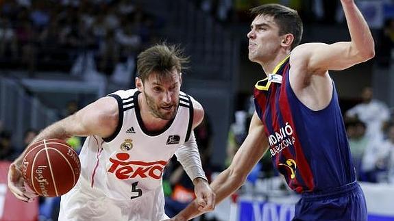 Rudy Fernández (i) y el base checo del FC Barcelona Tomas Satoransky. 