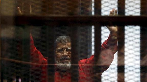 El expresidente de Egipto Mohamed Mursi con el mono rojo. 