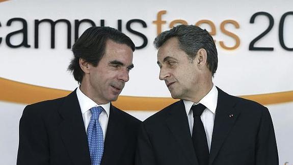 Aznar (i) conversa con Sarkozy (d) durante la apertura del Campus FAES.