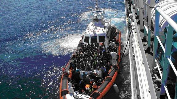 Inmigrantes rescatados por la Guardia Civil en Lampedusa.