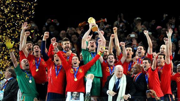 Los jugadores españoles celebran el título tras recibir la Copa en el Soccer City. 