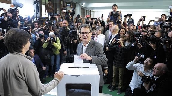 Artur Mas vota durante el 9-N.