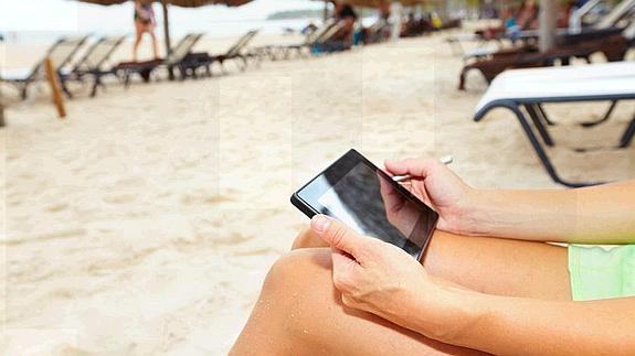 La mitad de los que se conectan a internet en vacaciones lo hace para subir fotos a redes sociales.