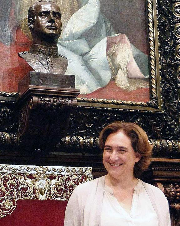 Fotografia de archivo del pasado 14 de julio de la alcaldesa de Barcelona, Ada Colau, ante el busto del rey Juan Carlos I.
