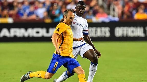 Andrés Iniesta, junto al jugador del Chelsea Kurt Zouma.