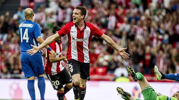 Javier Eraso (c) celebra uno de sus goles.