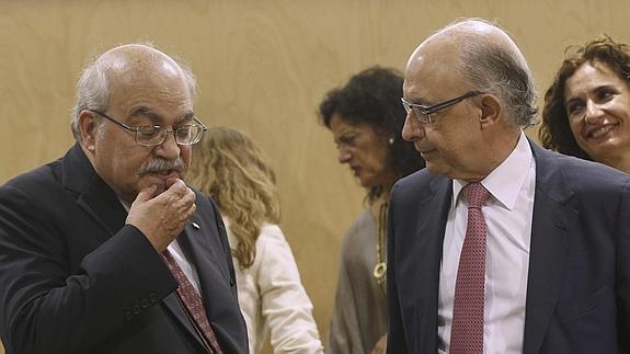 El ministro de Hacienda, Cristóbal Montoro (d), junto al consejero de Hacienda de Cataluña, Andreu Mas-Colell.