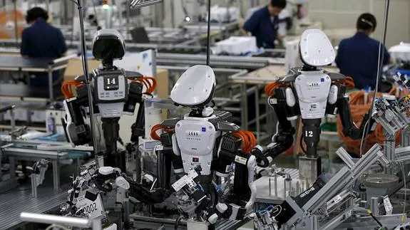 Robots trabajando en una cadena de montaje de una fábrica japonesa.
