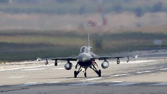 Un F-16 despega de la base de Incirlik. 