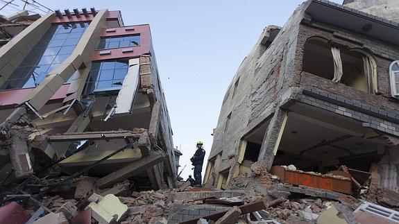 Escombros causados por el terremoto en Katmandú, Nepal.