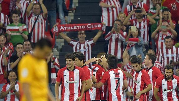 El Athletic celebra uno de sus cuatro goles al Barcelona. 