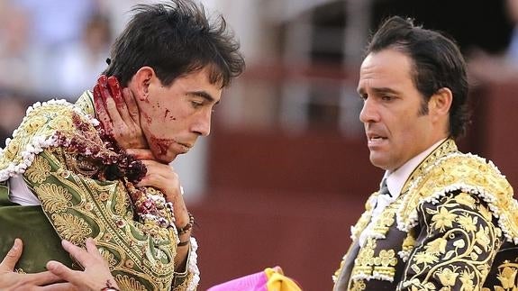 El torero, tras la cogida.