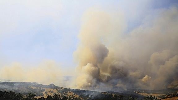 Fotografía que muestra una cortina de humo durante enfrentamientos entre el Ejército turco y la guerrilla del PKK. 