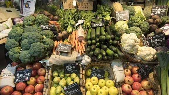 Puesto de frutas y verduras en un supermercado. 