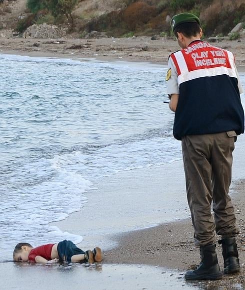 El cuerpo de Aylan, yaciendo en una playa turca.