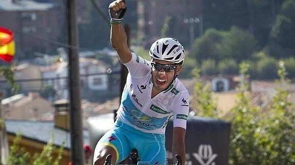 Fabio Aru celebra su victoria en la Vuelta en la llegada de Cercedilla. 