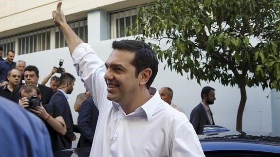 Tsipras saluda a su llegada a un colegio electoral. 