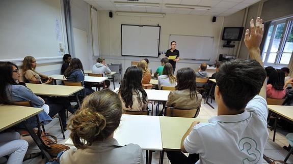 Un profesor imparte una clase. 