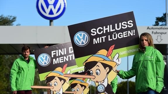 Activistas de Greenpeace protestan en la sede de Volkswagen en Wolfsburg (Alemania).