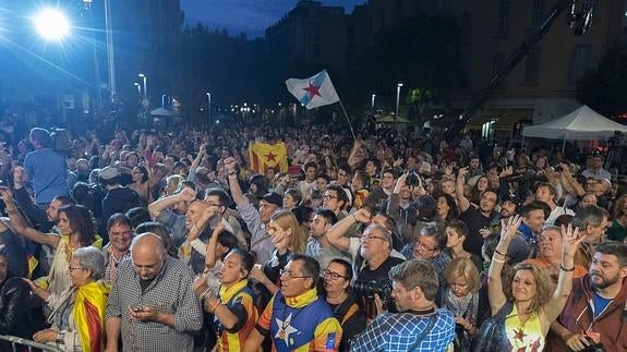 Simpatizantes de Junts Pel Sí celebran los resultados.