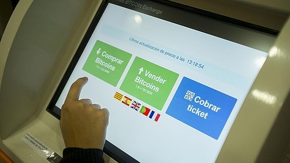 Cajero de bitcoins en el Centro Comercial ABC de Serrano en Madrid.