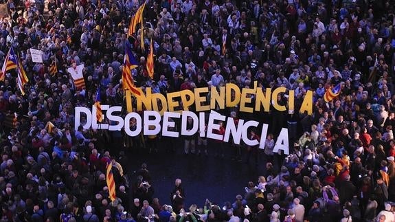 Manifestantes en la plaza, de Sant Jaume, donde se encuentran el Palau de la Generalitat y la sede del Ayuntamiento de Barcelona.