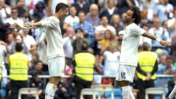 Cristiano Ronaldo (i) y Marcelo (d) celebran uno de los goles del Madrid. 