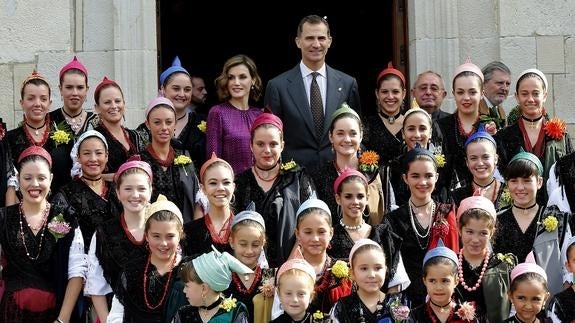 Los Reyes, con las jóvenes de Colombres. 