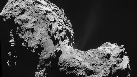 Imagen del cometa 67P/Churyumov-Gerasimenko tomada el 7 de julio de 2015 por la sonda europea Rosetta desde una distancia de 154 kilómetros.