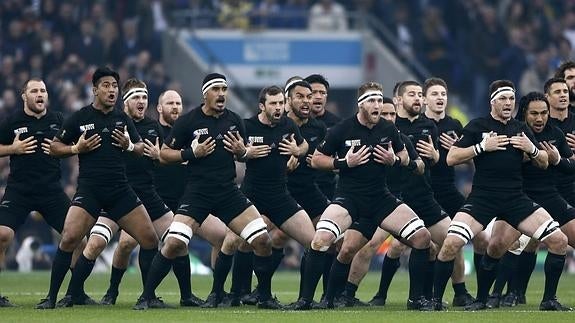 Los jugadores de Nueva Zelanda bailan su 'haka'. 