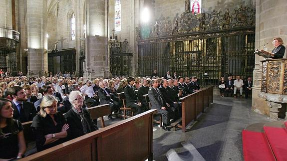 Funeral oficiado en una iglesia.