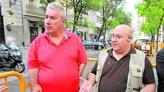 El presidente y el vicepresidente de la Asociación de Víctimas de la Talidomida en España (Avite), José Riquelme (d) y Rafael Basterrechea.