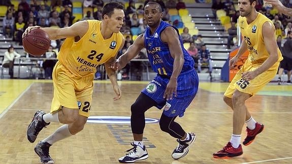 Kyle Kuric (i), en un partido de Eurocup. 