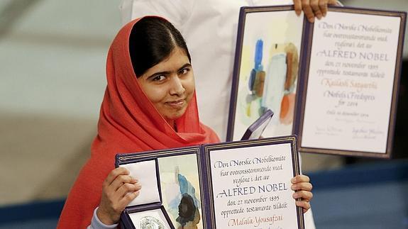 Malala Yousafzai posa con el Premio Nobel de la Paz 2014.