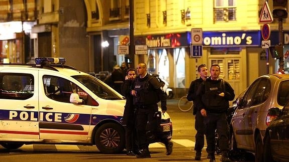 Agentes de policía franceses en uno de los lugares del tiroteo.