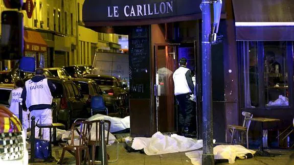 Varios cuerpos ante un restaurante atacado.