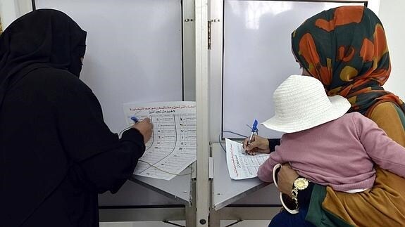 Dos mujeres rellenan sus papeletas electorales en Ismailia, Egipto.